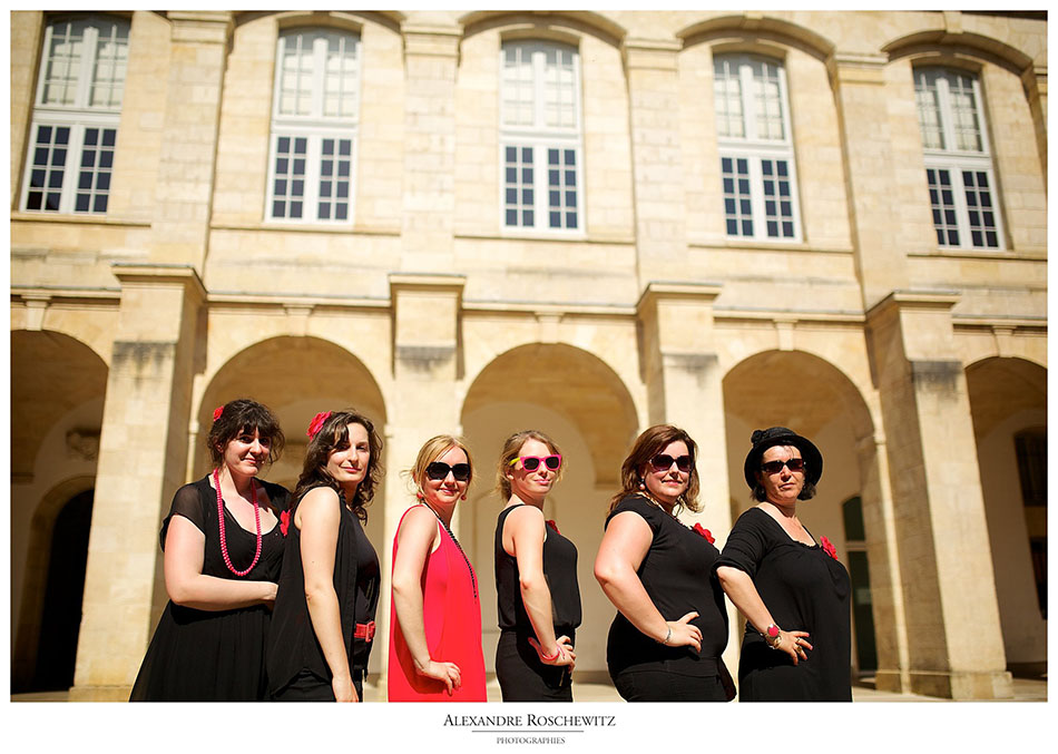 Une séance photo EVJF à Bordeaux avec une Frédérique en rose et bien entourée !