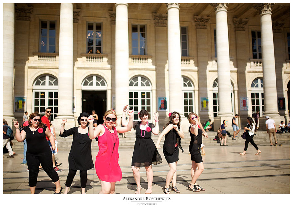 Une séance photo EVJF à Bordeaux avec une Frédérique en rose et bien entourée !
