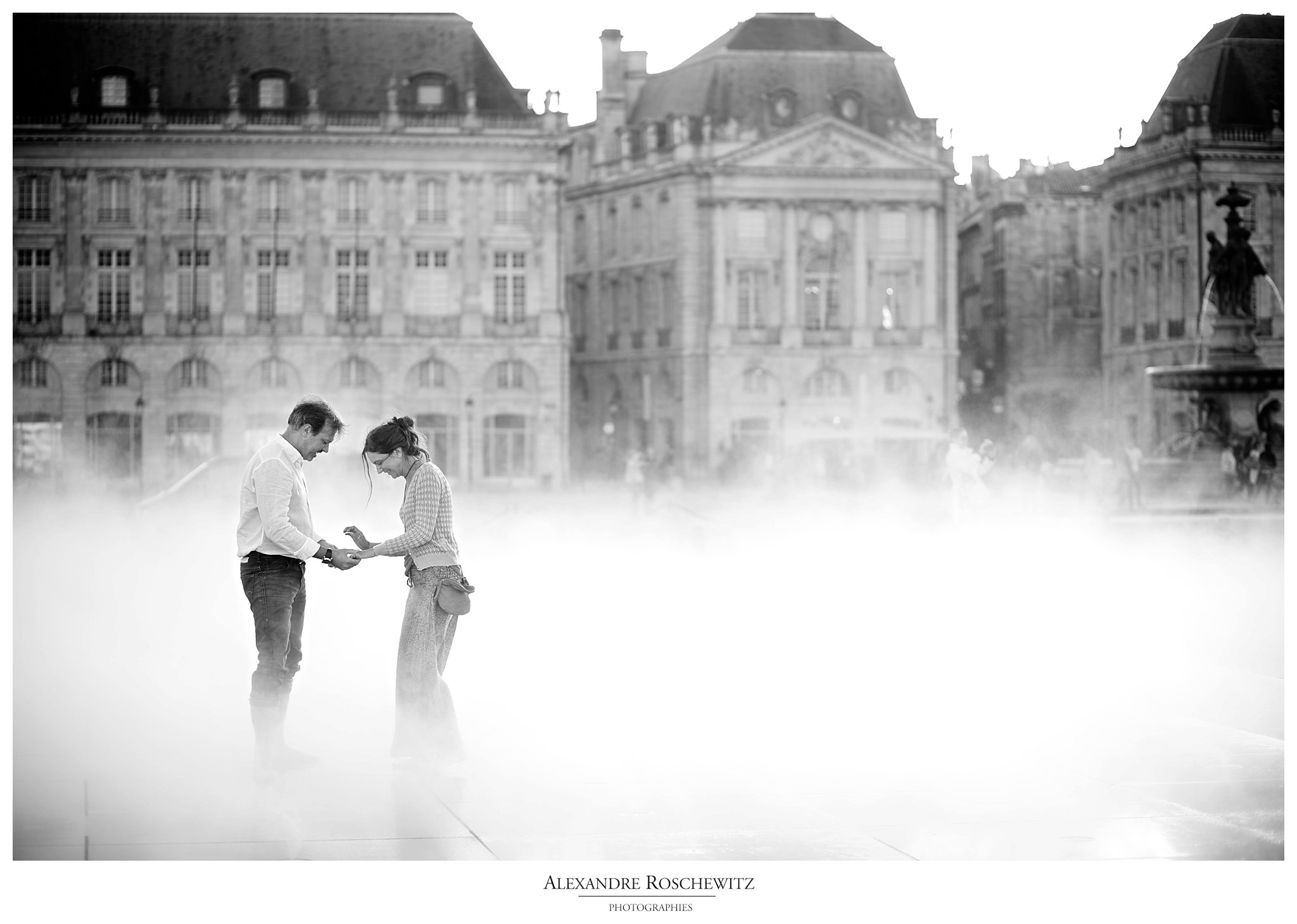 Les photos de la séance engagement de Paméla et Patrice à Bordeaux centre, avant leur mariage à Biganos. Alexandre Roschewitz Photographies.