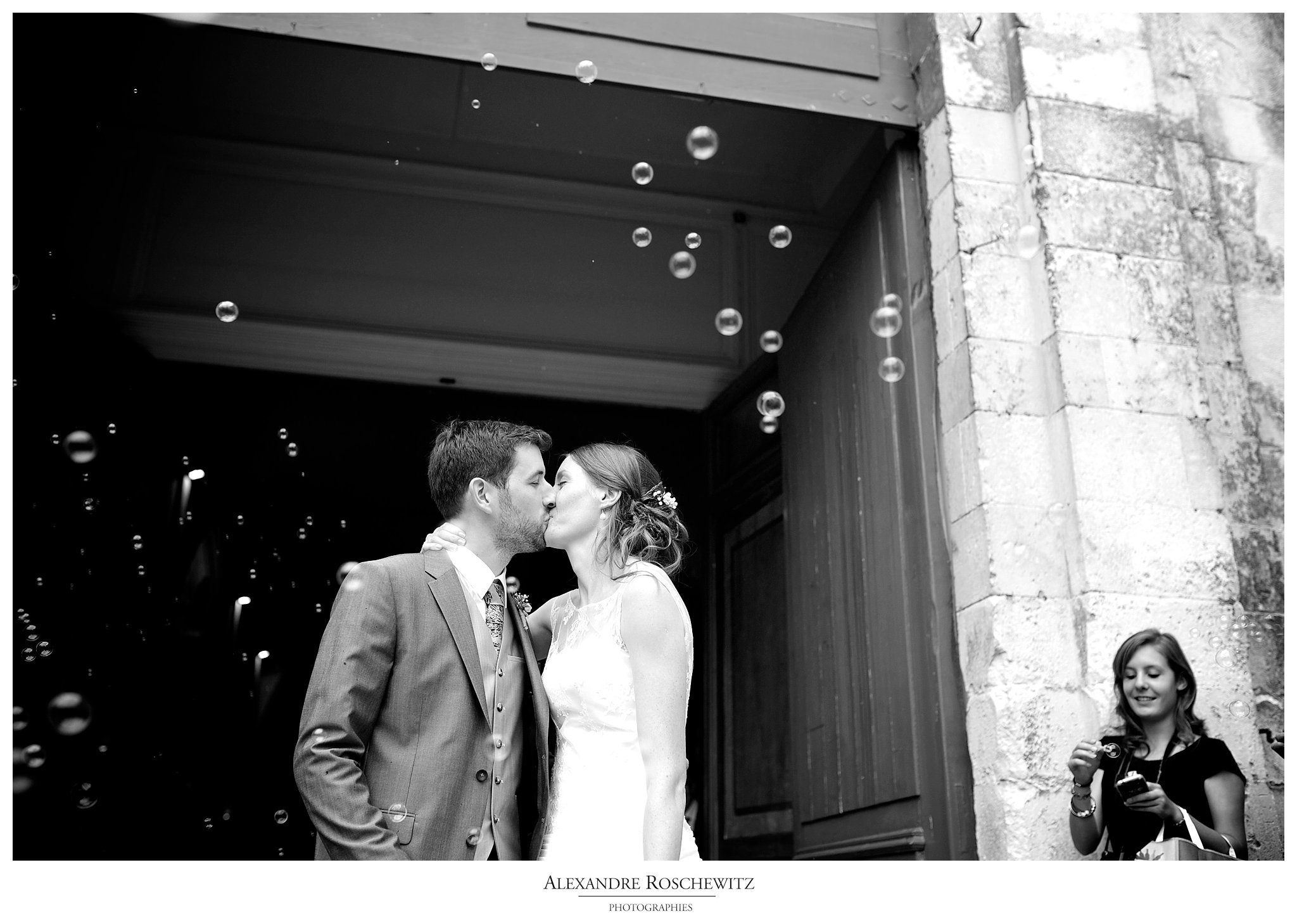 Photos de mariage à La Rochelle, avec Caroline et Charles en chefs de gare ! Cocktail et soirée à l'Abbaye de la Grâce Dieu. Alexandre Roschewitz Photographies.