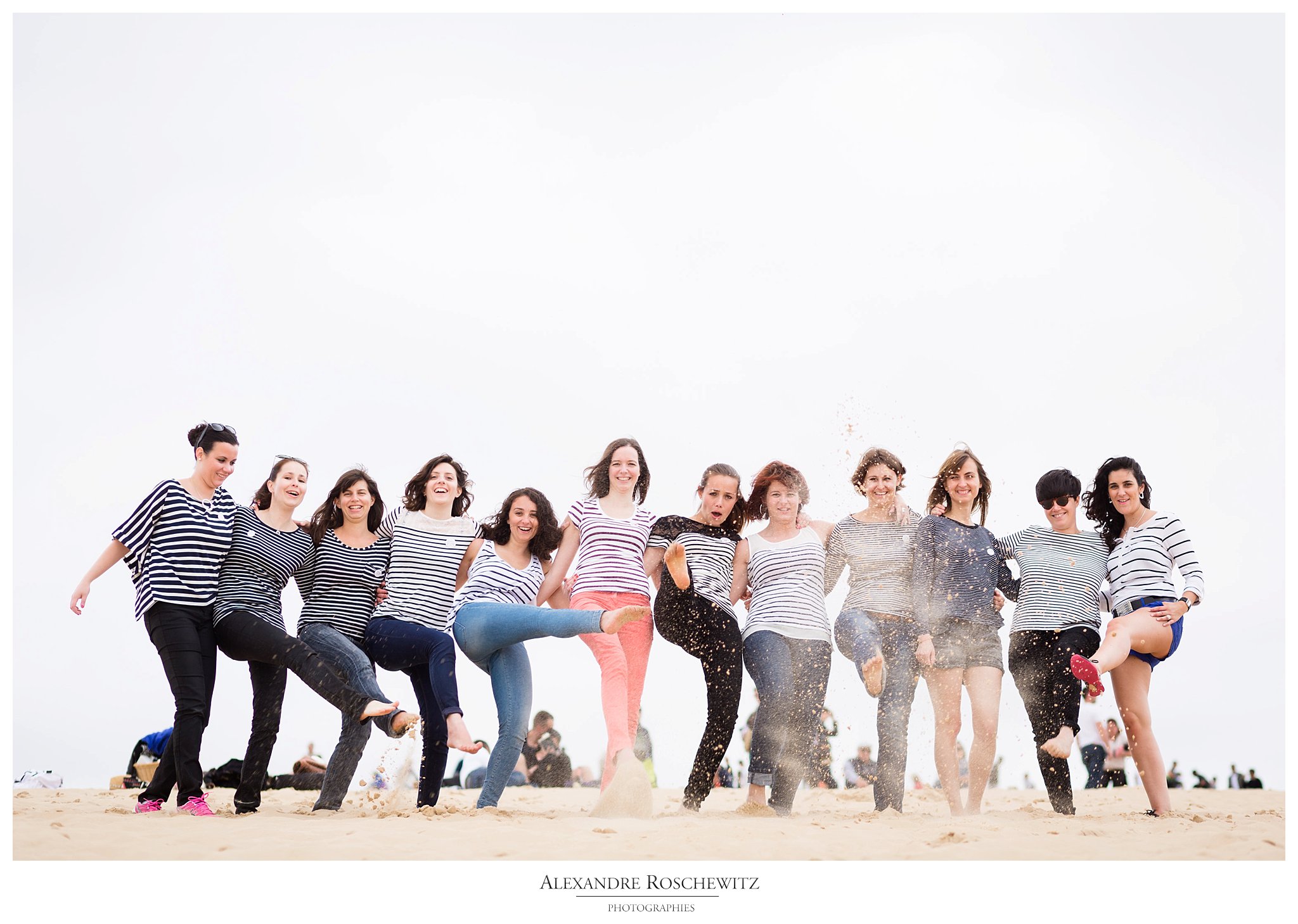 La séance photo EVFJ de Sarah à la Dune du Pilat, avec 11 de ses amies. Alexandre Roschewitz Photographies