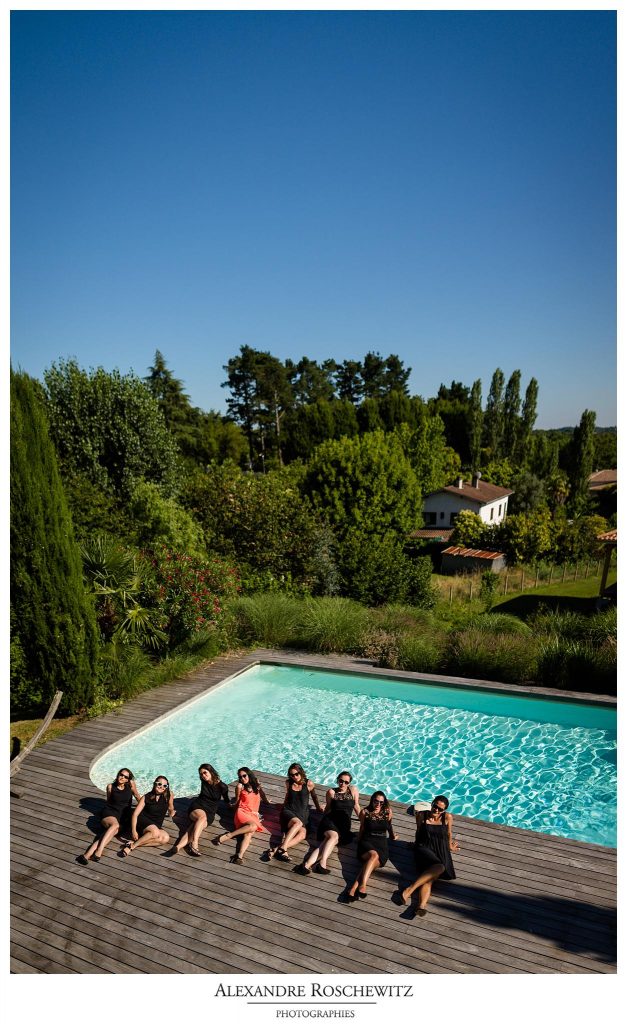 Les photos de l'EVJF de Capucine, au bord de la piscine d'une belle villa de Lastresne. Alexandre Roschewitz Photographies.