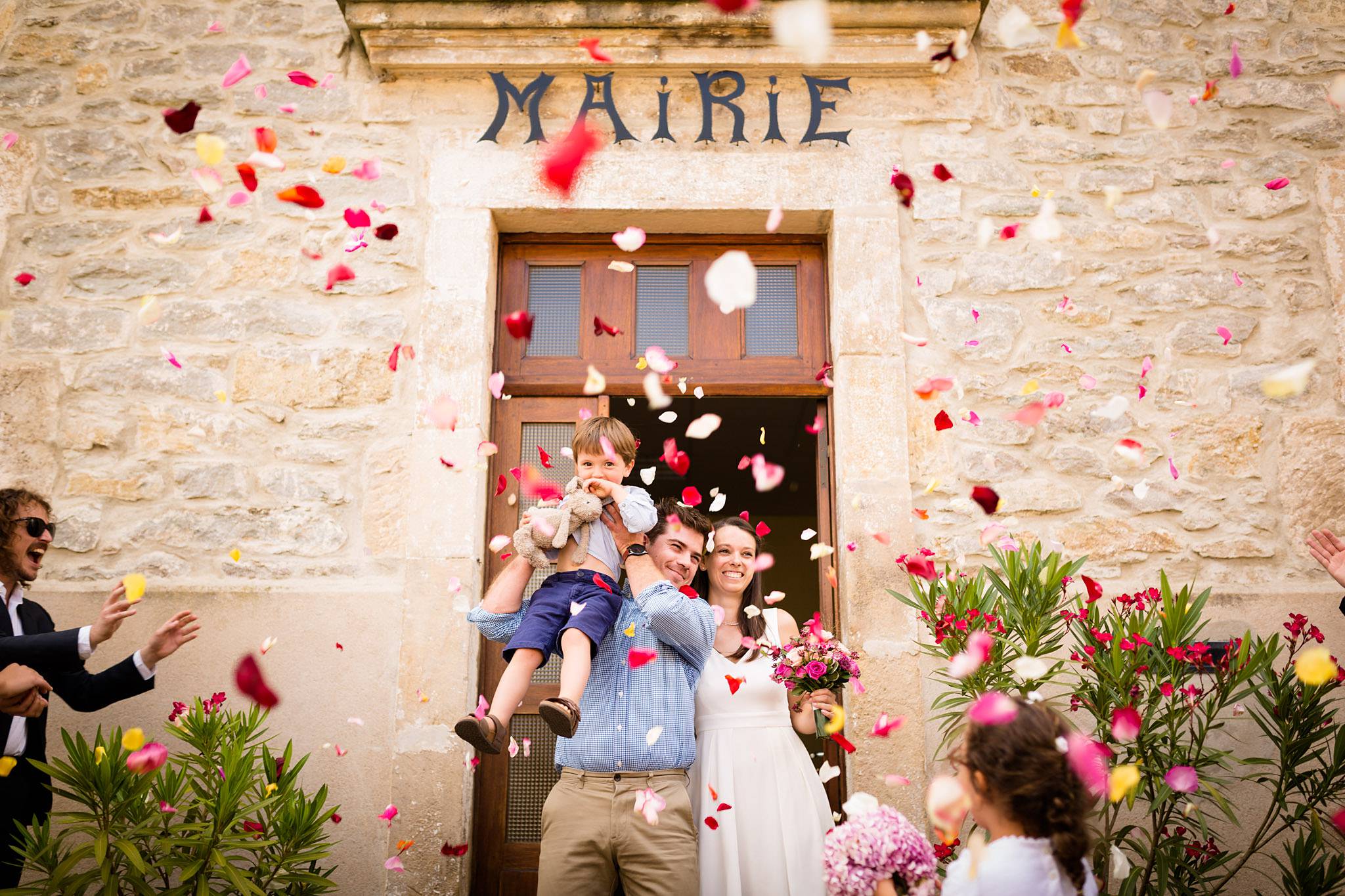 Quelques photos du mariage en Ardèche au Château Liviers d'Oriane et Guillaume, de leur cérémonie civile et laïque dans un cadre naturel avec Photobooth.