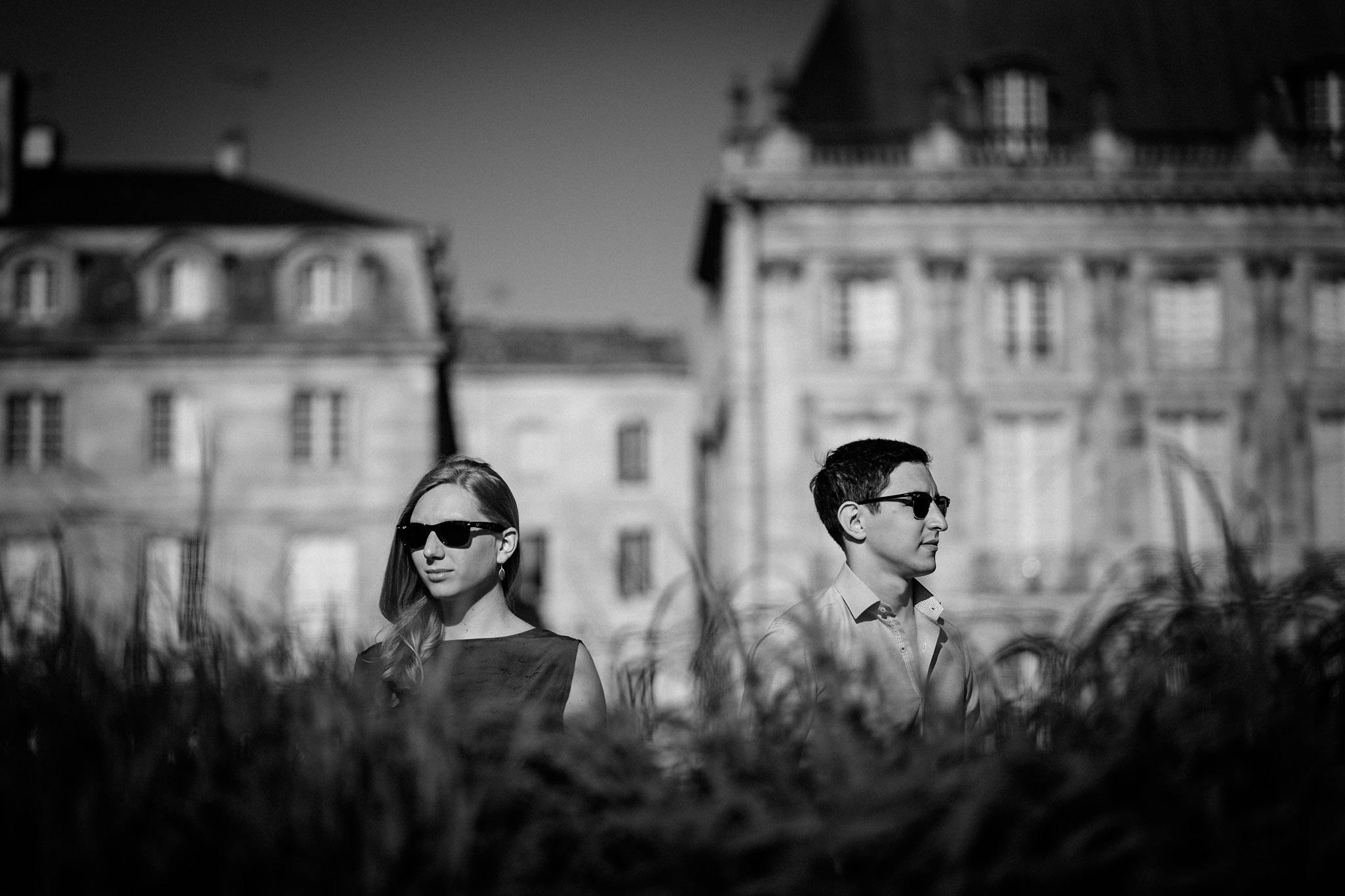 Les photos de la séance engagement de Aurore et François à Bordeaux centre, tôt le matin, avant leur mariage sur le Bassin d'Arcachon. Photographe engagement.