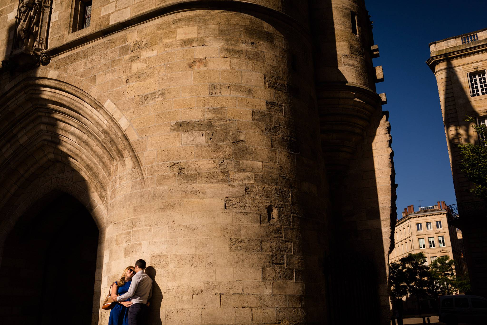 Les photos de la séance engagement de Aurore et François à Bordeaux centre, tôt le matin, avant leur mariage sur le Bassin d'Arcachon. Photographe engagement.