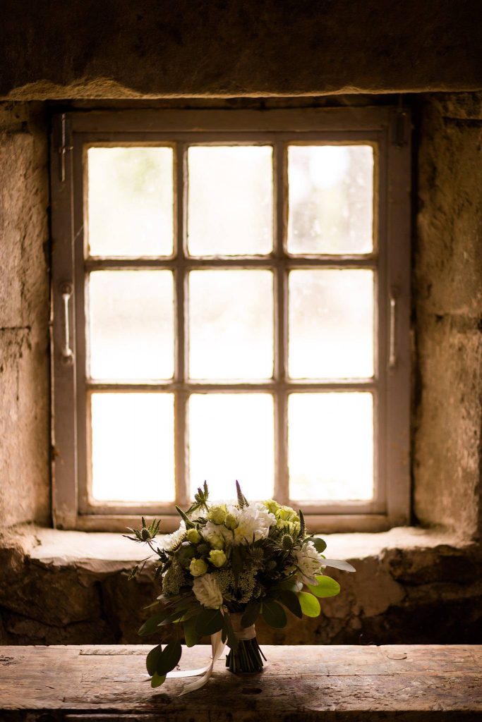 Photo du mariage de Oriane Guillaume à Privas / Lyas et au Château de Liviers en Ardèche, avec sa cérémonie laique en plein air dans le jardin et photobooth. 