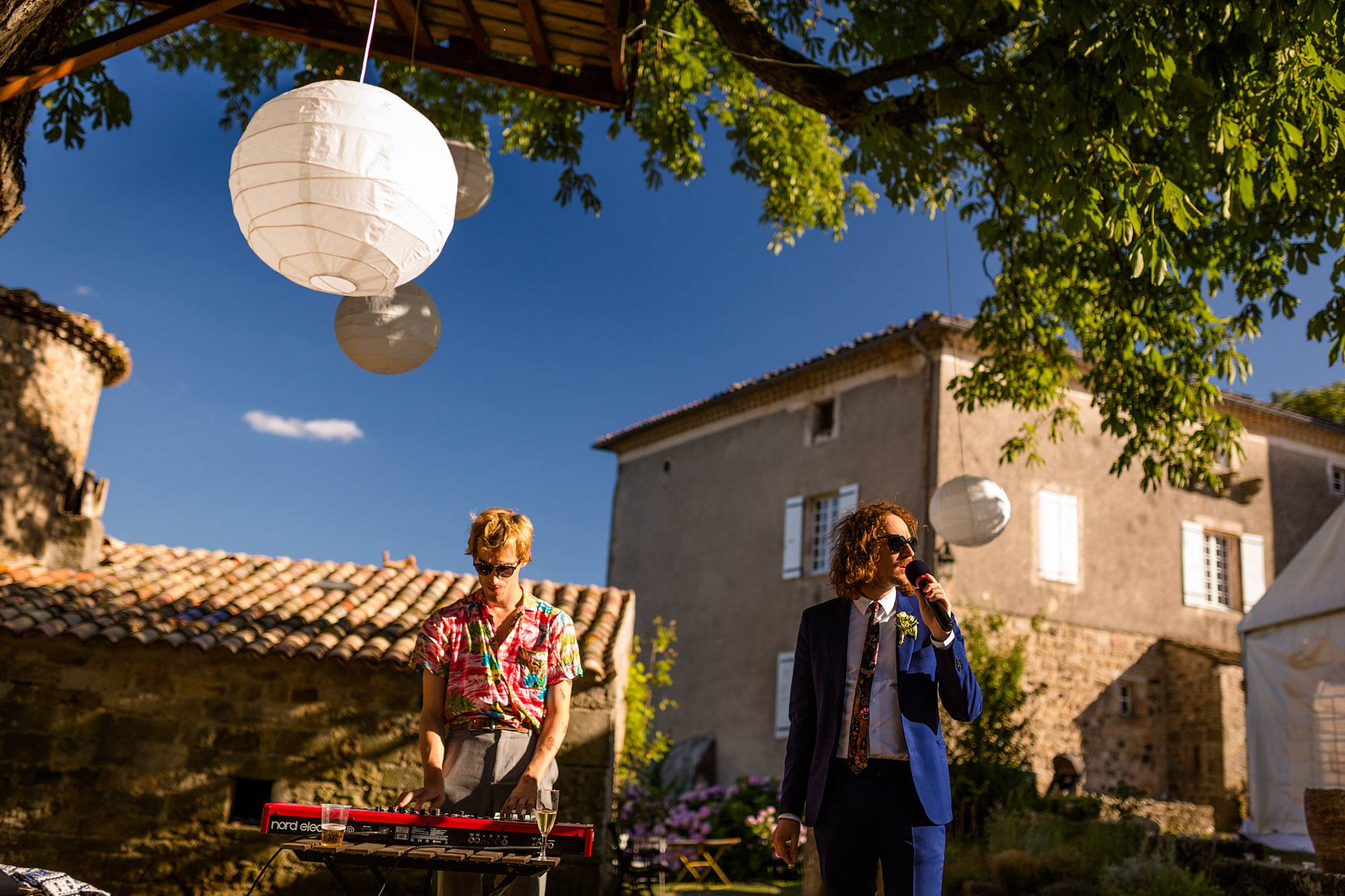 Photo du mariage de Oriane Guillaume à Privas / Lyas et au Château de Liviers en Ardèche, avec sa cérémonie laique en plein air dans le jardin et photobooth. 