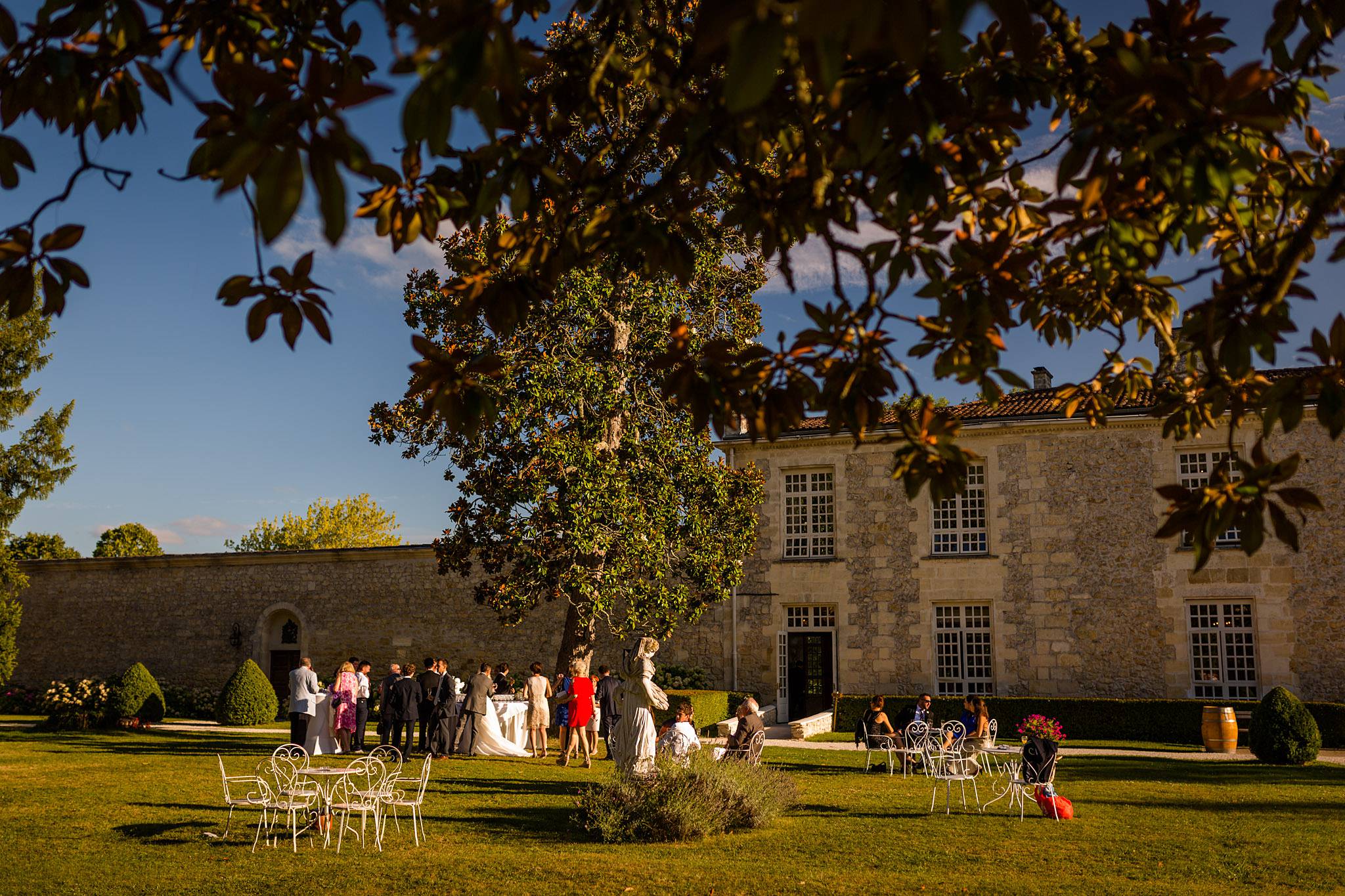 Les photos du mariage franco-slovaque de P+X au Château de la Ligne en Gironde. Alexandre Roschewitz Photographies