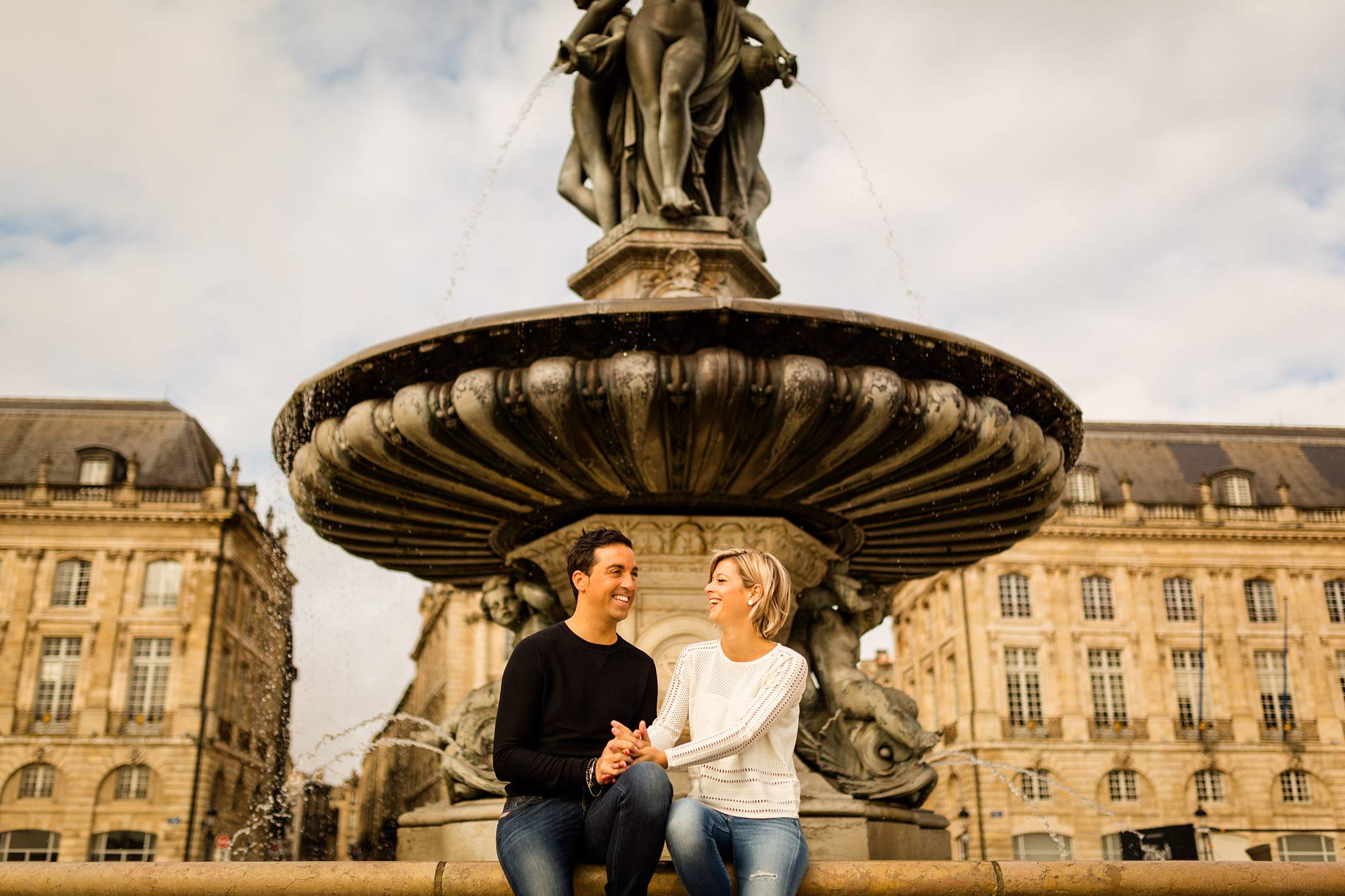Des photos de couples à Bordeaux centre, du jardin public au Mama Shelter en passant par le miroir d'eau, avec Amandine et Franck.
