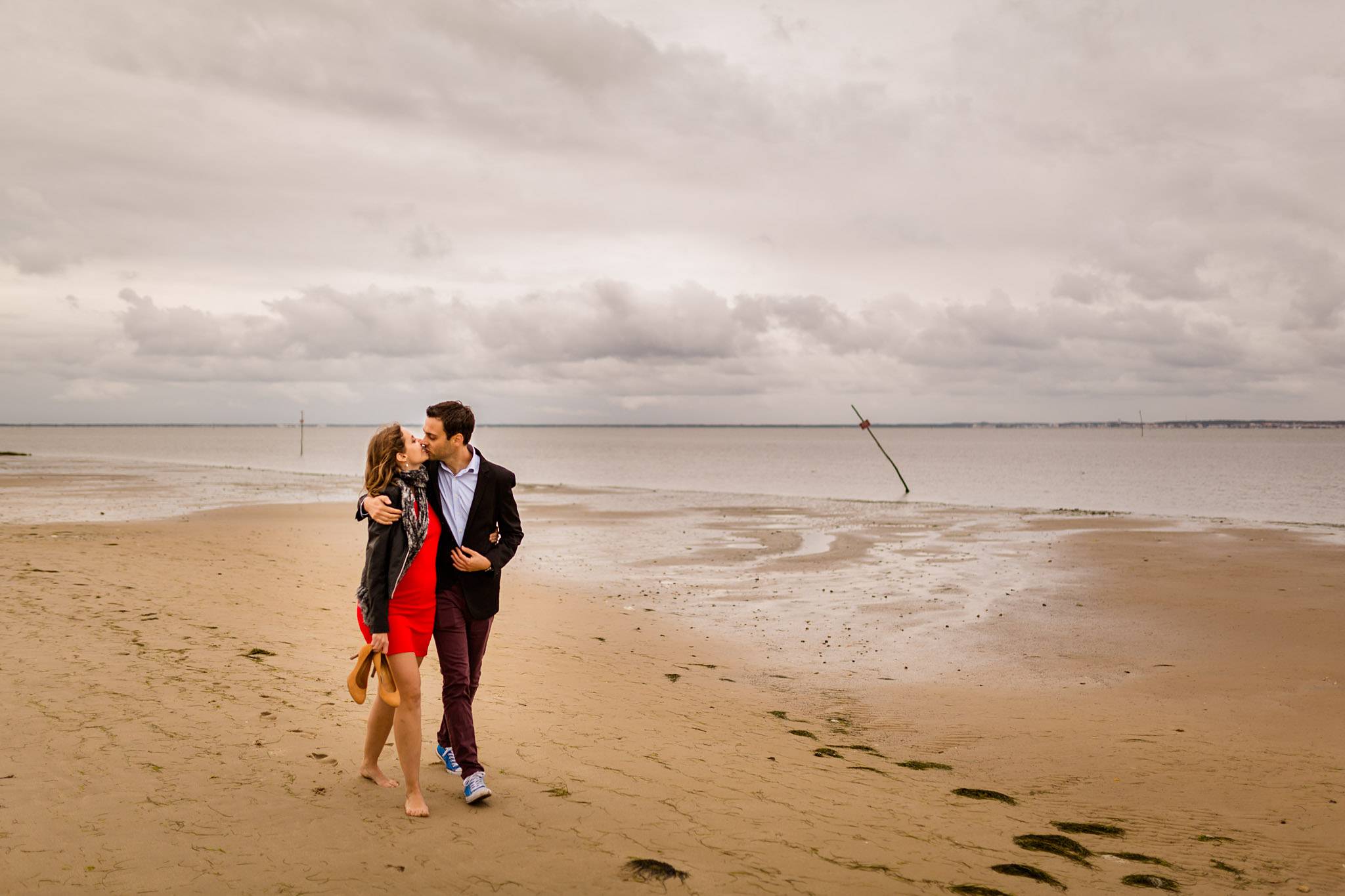 Les photos de la séance engagement à Andernos, dans la nature du bassin d'Arcachon en Gironde, de Valérie et Adrien, avant leur mariage en Dordogne en 2018. 