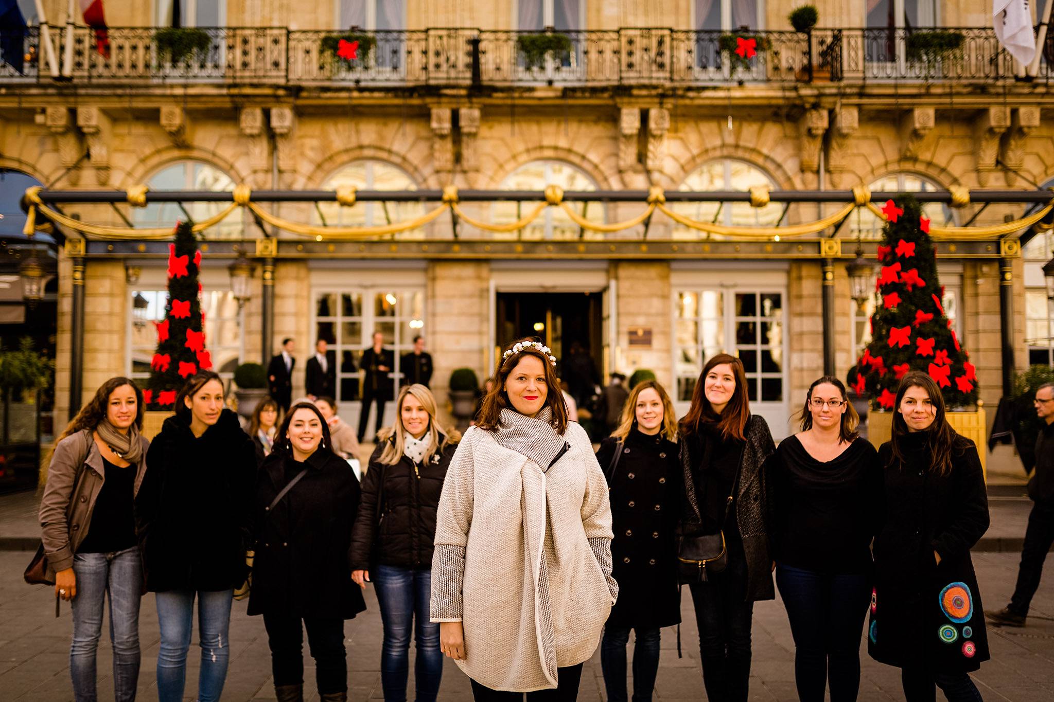Les photos funs et naturelles de l'EVJF de Charlotte et ses 8 amies à Bordeaux centre et ses quais ! Alexandre Roschewitz, Photographe EVJF Bordeaux