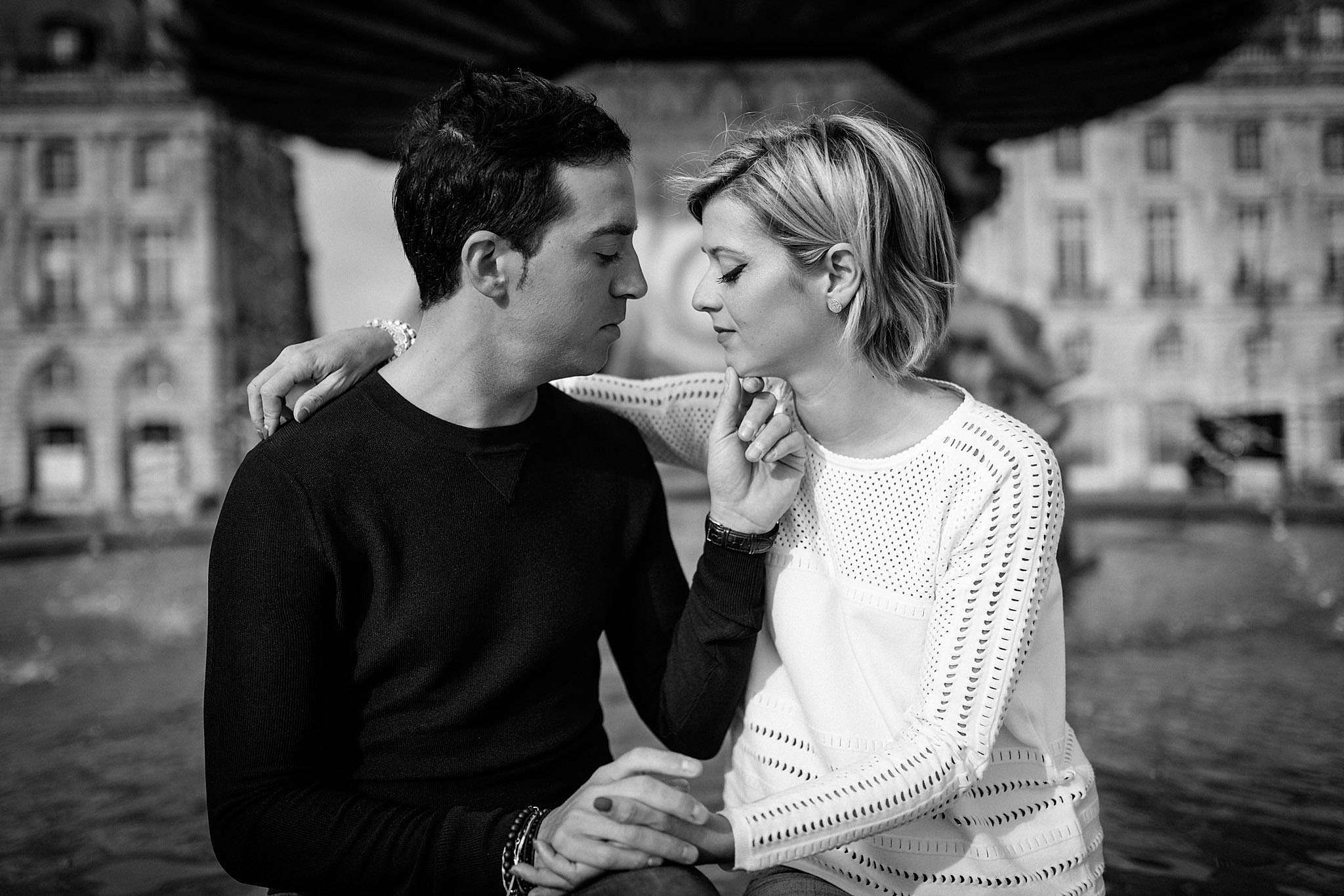 Photos de couple intimes à Bordeaux centre. Photographe mariage naturel Gironde.