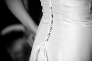 La photo du mercredi - S38 - Le laçage de la robe de mariée