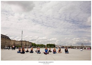Les photos de la séance EVJF de Marine à Bordeaux centre, du Jardin public au Miroir d'eau. Alexandre Roschewitz Photographies.