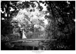 La séance Day After d'Olivia et Cyril au Jardin Public de Bordeaux, après leur mariage au Château Pape Clément. Alexandre Roschewitz Photographies.