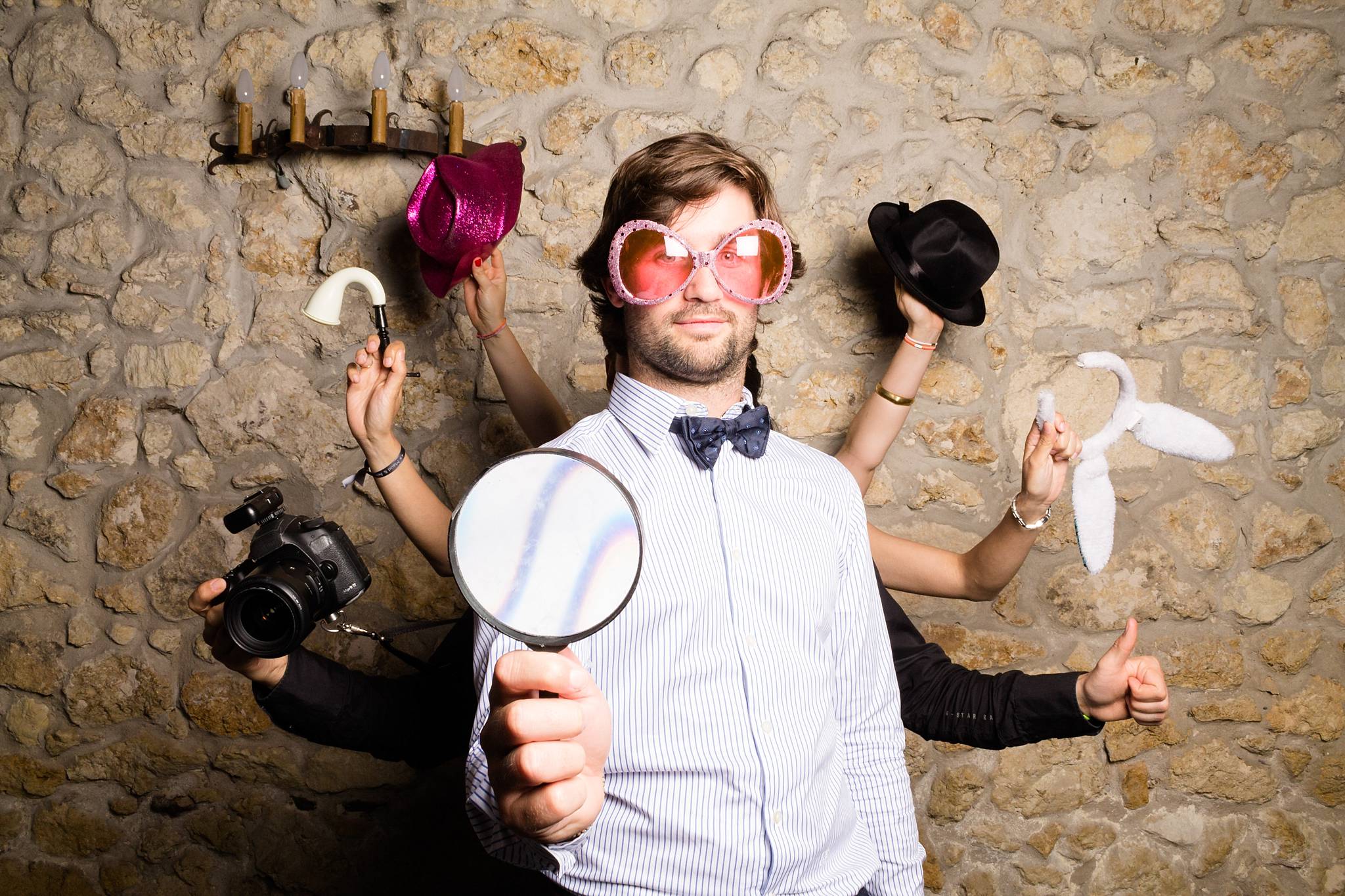 Le photobooth mariage par Alexandre Roschewitz Photographies. Un appareil, des flashs, des accessoires et boucoup de fun !
