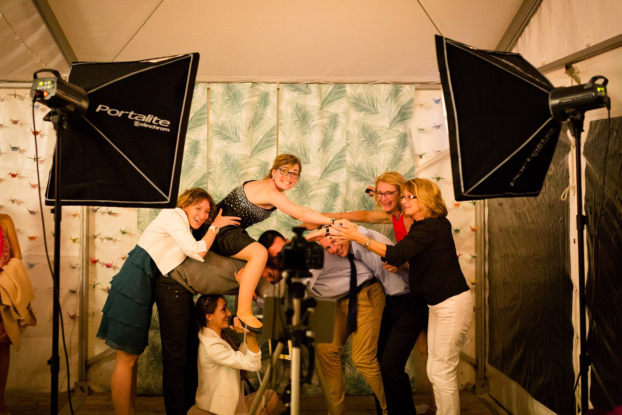 Le photobooth mariage par Alexandre Roschewitz Photographies. Un appareil, des flashs, des accessoires et boucoup de fun !