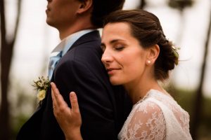 Le reportage photo mariage de Maud et Antoine à l'Eglise Saint-Eloi Andernos et au Tir au Vol Arcachon. Photographe mariage Arcachon et Gironde.