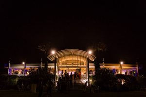 Le reportage photo mariage de Maud et Antoine à l'Eglise Saint-Eloi Andernos et au Tir au Vol Arcachon. Photographe mariage Arcachon et Gironde.