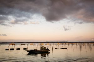 Le photoreportage du mariage de C+B au Cap Ferret, à la Mairie, à l'Eglise Notre-Dame des Flots et au Pinasse Café, devant le bassin d'Arcachon.