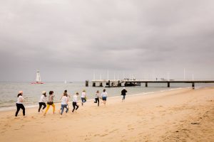 La séance photo de l'enterrement de vie de jeune fille de Marie au centre d'Arcachon en Gironde et sa plage ! Alexandre Roschewitz Photographe EVJF