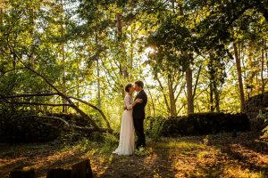 Quelques photos du mariage en Ardèche au Château Liviers d'Oriane et Guillaume, de leur cérémonie civile et laïque dans un cadre naturel avec Photobooth.