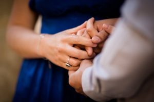 Les photos de la séance engagement de Aurore et François à Bordeaux centre, tôt le matin, avant leur mariage sur le Bassin d'Arcachon. Photographe engagement.