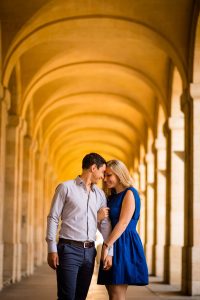 Les photos de la séance engagement de Aurore et François à Bordeaux centre, tôt le matin, avant leur mariage sur le Bassin d'Arcachon. Photographe engagement.