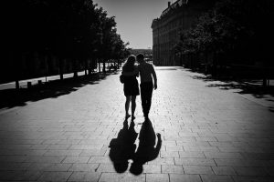 Les photos de la séance engagement de Aurore et François à Bordeaux centre, tôt le matin, avant leur mariage sur le Bassin d'Arcachon. Photographe engagement.