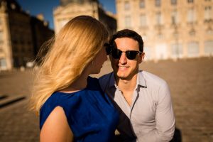 Les photos de la séance engagement de Aurore et François à Bordeaux centre, tôt le matin, avant leur mariage sur le Bassin d'Arcachon. Photographe engagement.