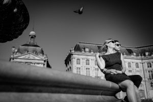 Les photos de la séance engagement de Aurore et François à Bordeaux centre, tôt le matin, avant leur mariage sur le Bassin d'Arcachon. Photographe engagement.