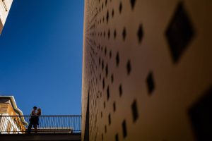 Les photos de la séance engagement de Aurore et François à Bordeaux centre, tôt le matin, avant leur mariage sur le Bassin d'Arcachon. Photographe engagement.
