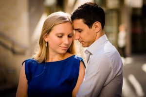 Les photos de la séance engagement de Aurore et François à Bordeaux centre, tôt le matin, avant leur mariage sur le Bassin d'Arcachon. Photographe engagement.