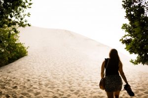 Les photos de la séance engagement à la Dune du Pilat, au coucher du soleil devant le bassin d'Arcachon, de Floriane et Henry, avant leur mariage en Gironde.