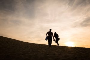 Les photos de la séance engagement à la Dune du Pilat, au coucher du soleil devant le bassin d'Arcachon, de Floriane et Henry, avant leur mariage en Gironde.