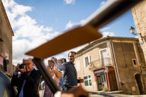 Photo du mariage de Oriane Guillaume à Privas / Lyas et au Château de Liviers en Ardèche, avec sa cérémonie laique en plein air dans le jardin et photobooth.