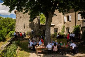 Photo du mariage de Oriane Guillaume à Privas / Lyas et au Château de Liviers en Ardèche, avec sa cérémonie laique en plein air dans le jardin et photobooth.