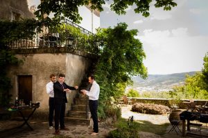 Photo du mariage de Oriane Guillaume à Privas / Lyas et au Château de Liviers en Ardèche, avec sa cérémonie laique en plein air dans le jardin et photobooth.