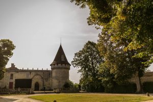 Le reportage photo du mariage civil et laïque de Floriane et Henry à Saint-Aubin de Médoc et au Château de Mouchac, entre nature et vignes.