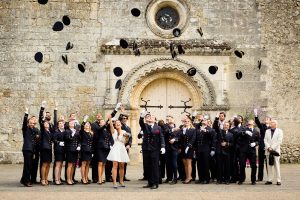 Le reportage photo du mariage civil et laïque de Floriane et Henry à Saint-Aubin de Médoc et au Château de Mouchac, entre nature et vignes.