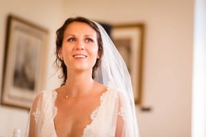Les photos du reportage mariage civil et laïque de Charline et Yohan : Mairie de Mérignac et Château Pape Clément Grand Cru Pessac. Photographe mariage Gironde.