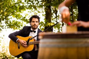 Le reportage photo du mariage civil et laïque de Floriane et Henry à Saint-Aubin de Médoc et au Château de Mouchac, entre nature et vignes.