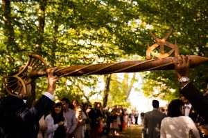 Le reportage photo du mariage civil et laïque de Floriane et Henry à Saint-Aubin de Médoc et au Château de Mouchac, entre nature et vignes.