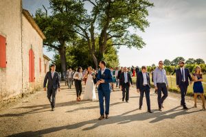 Le reportage photo du mariage civil et laïque de Floriane et Henry à Saint-Aubin de Médoc et au Château de Mouchac, entre nature et vignes.