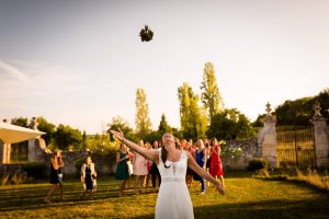 Le reportage photo du mariage civil et laïque de Floriane et Henry à Saint-Aubin de Médoc et au Château de Mouchac, entre nature et vignes.