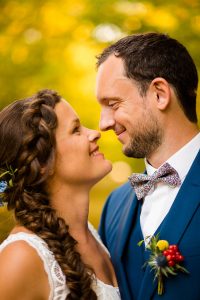 Le reportage photo du mariage civil et laïque de Floriane et Henry à Saint-Aubin de Médoc et au Château de Mouchac, entre nature et vignes.