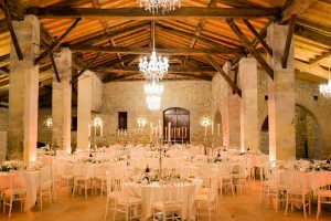 Le reportage photo du mariage civil et laïque de Floriane et Henry à Saint-Aubin de Médoc et au Château de Mouchac, entre nature et vignes.
