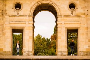 Des photos de couples à Bordeaux centre, du jardin public au Mama Shelter en passant par le miroir d'eau, avec Amandine et Franck.