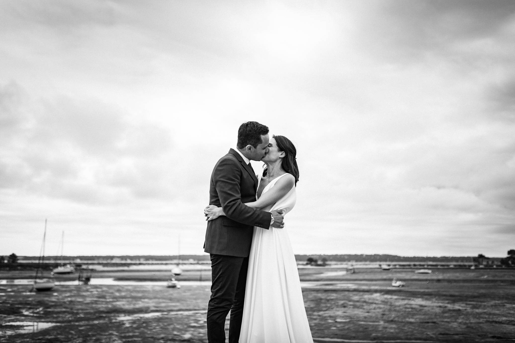 Photos du mariage de Sophie et Nicolas à La Maison du Bassin et Chez Boulan, au Cap Ferret. Avec cérémonie laïque au bord du Bassin d'Arcachon et Photobooth.