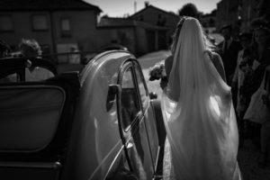 Reportage photos du mariage civil et religieux de Domitille et Maxime à Jaure en Dordogne. Un mariage dans le jardin, à la maison.